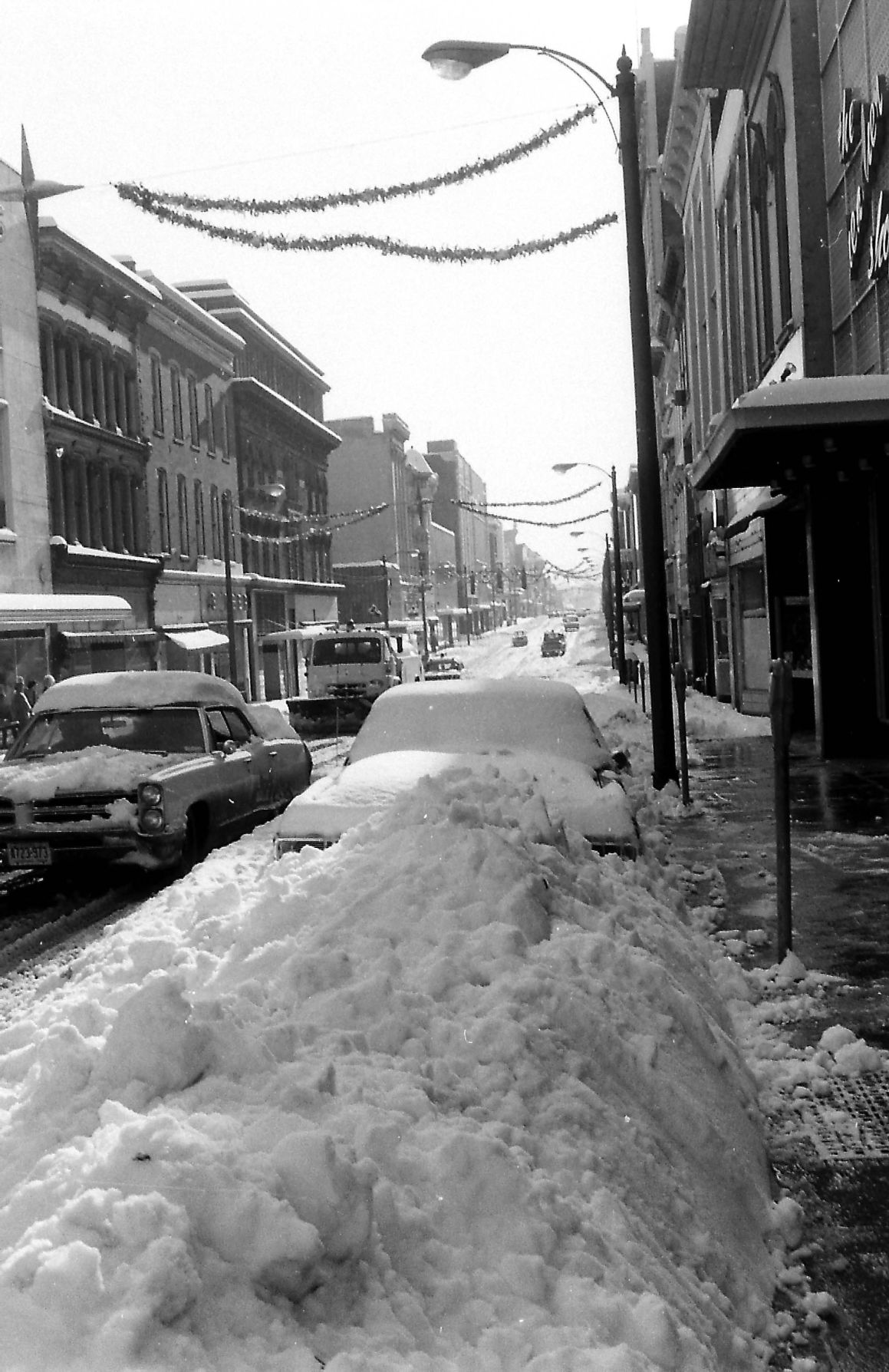 1969-12-27 Main Streeet cars 1969